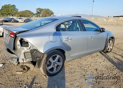 2013 Volvo S60 T5 z USA, uszkodzony, nr VIN YV1612FS0D2176417
